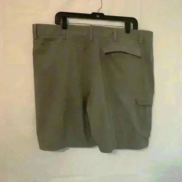 Under Armour Dry‎ Fit Men's Green Shorts Size 40 Loose HeatGear Ultimate Comfort - Picture 3 of 6